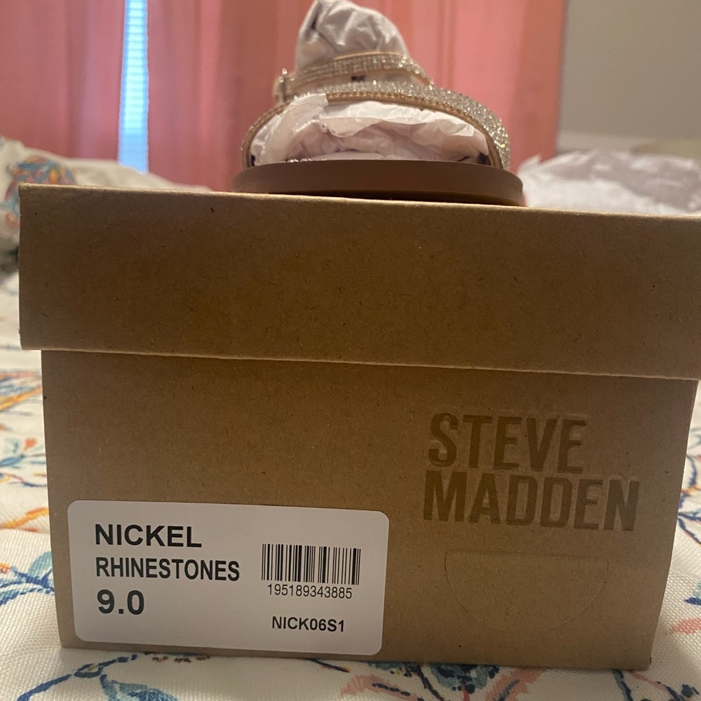 New Steven Madden Sandals - Picture 2 of 3